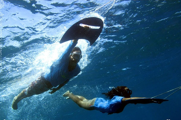 Homem e Mulher fazendo passeio de Planasurf