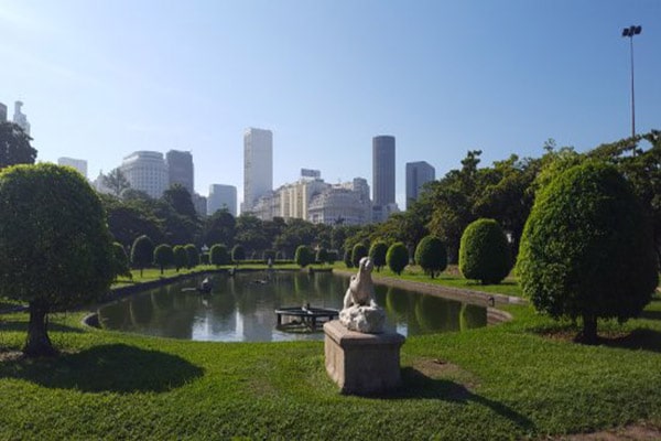 Praça paris no Rio de Janeiro, um passeio romântico.