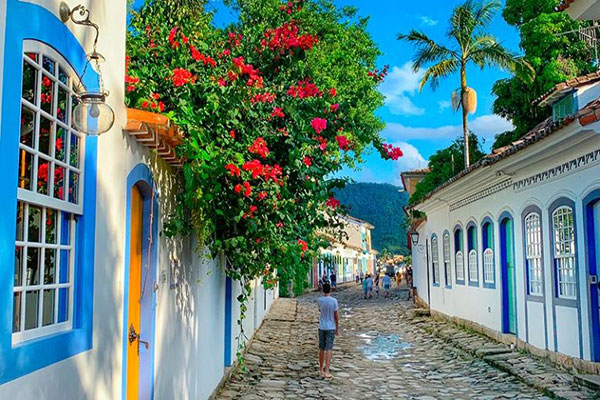 Foto de Paraty e suas ruas.