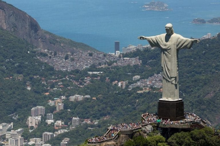 Imagem frontal do Cristo Redentor tirada do Helicóptero.