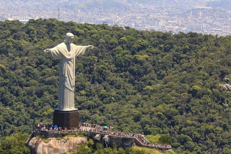 Foto frontal aérea do Cristo Redentor.