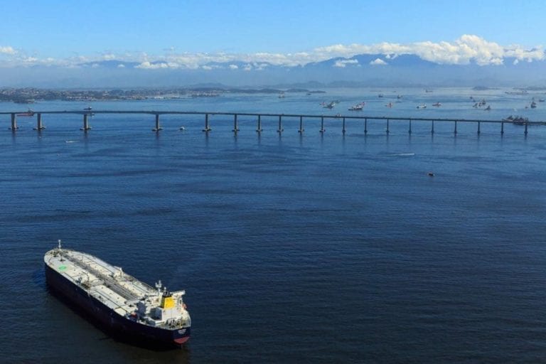 Imagem aérea de helicóptero na Ponte Rio Niterói.