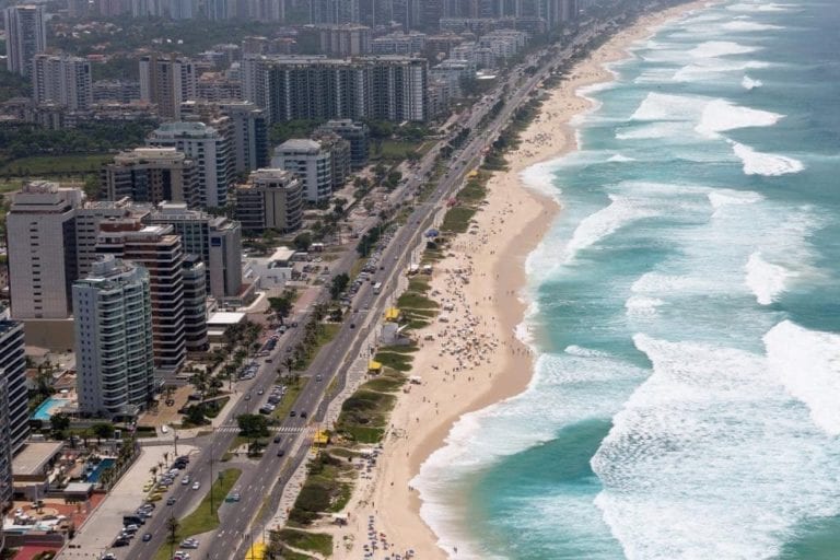 Vista aérea da Praia da Barra de Tijuca.