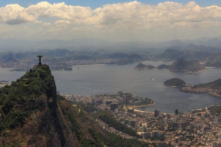 Imagem da parte de trás do Cristo Redentor.