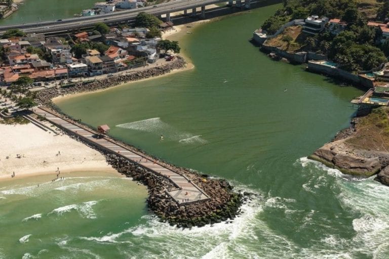 Imagem aérea tirada do helicóptero do quebra mar no Rio de Janeiro.