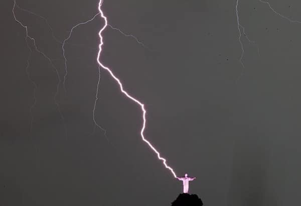 Raio atingindo a mão do Cristo Redentor no Rio de Janeiro