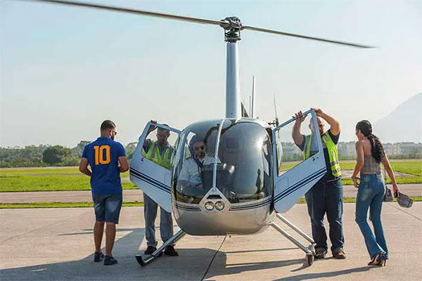 Passageiros embarcando no helicóptero para realizar o passeio de helicóptero no Rio de Janeiro