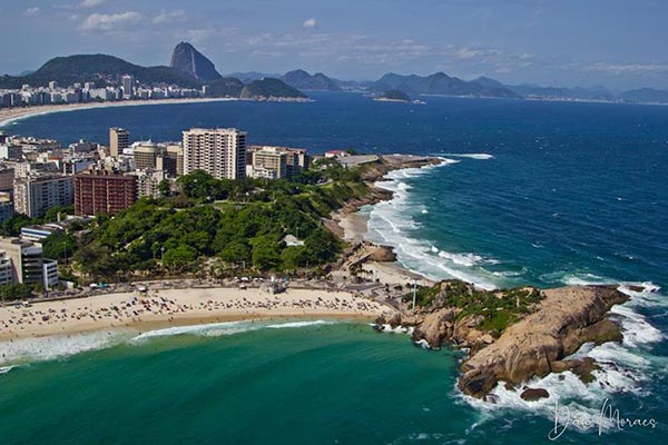 Voo panorâmico sobre o Arpoador