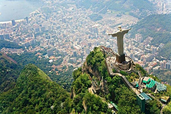 Sobrevoando o Cristo Redentor de helicóptero