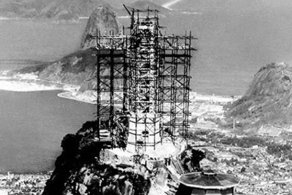 Imagem da construção do cristo redentor.