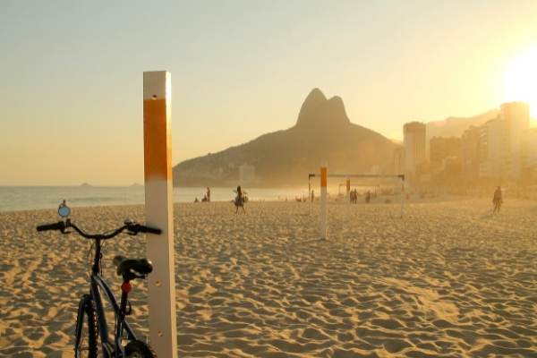 Andando de bicicleta ao por do sol e paisagem do Rio de Janeiro.