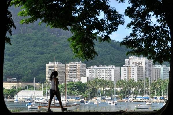 Mulher caminhando na orla da praia do Rio de Janeiro.