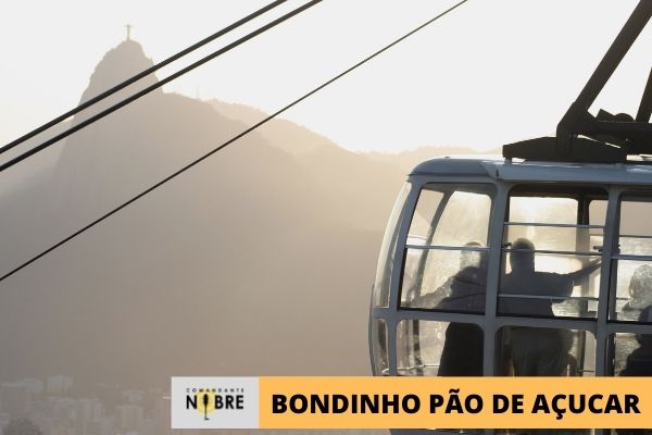 Pessoas dentro do bondinho do pão de açucar.