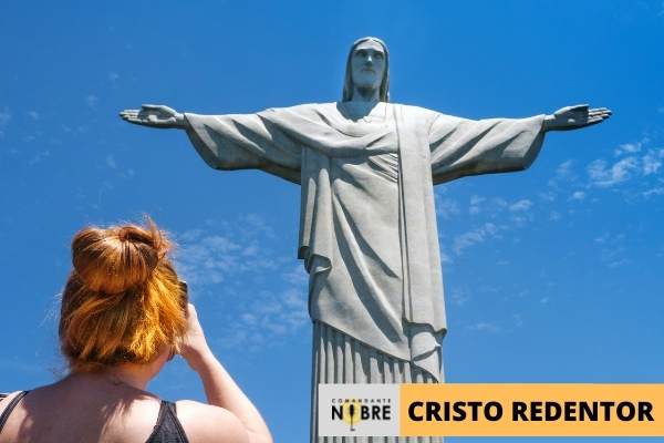 Mulher Jovem Fotografando o Cristo Redentor.