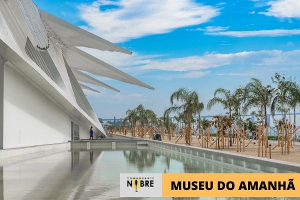 Foto do espelho d'água ao lado do Museu do Amanha.