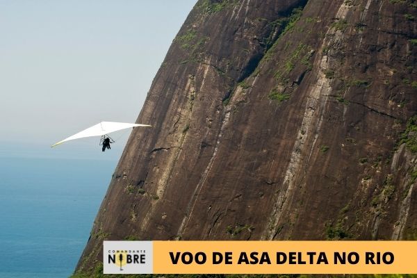 Homem sobrevoando o Rio de Janeiro com Asa Delta.