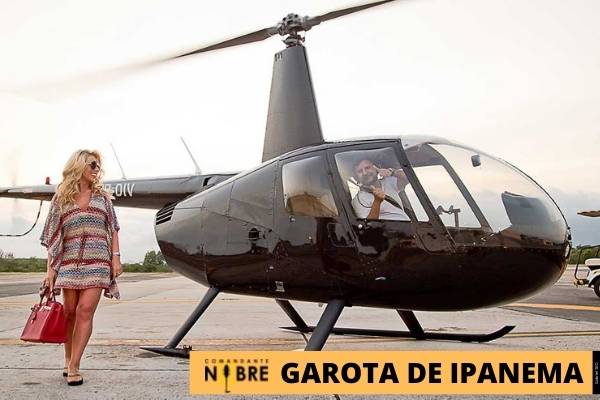 Foto de mulher em frente ao helicóptero.