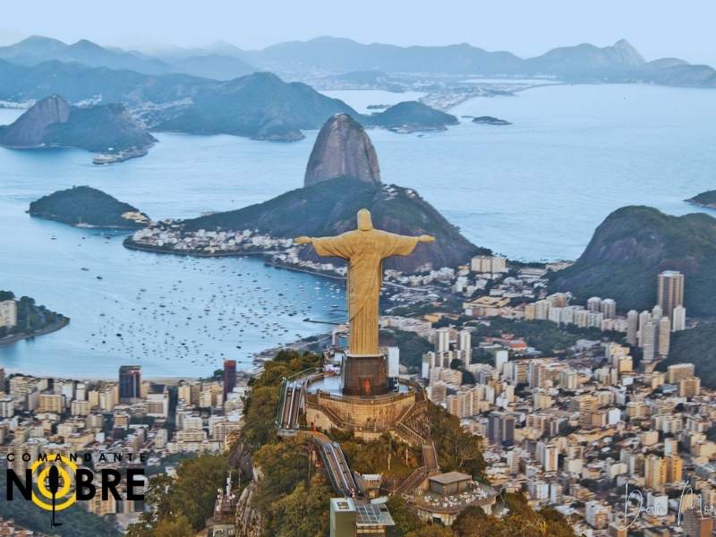 Foto do Cristo Redentor durante passeio de helicóptero