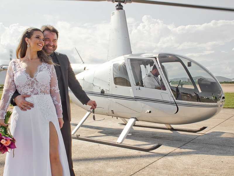 Passeio de helicóptero romântico.