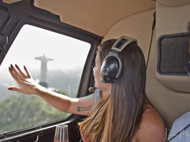 Passeio de helicóptero no Cristo Redentor.