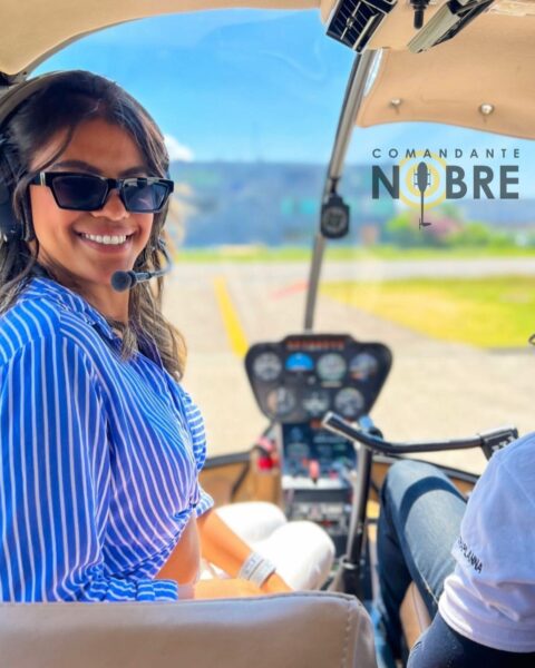 Mulher indo fazer passeio de helicóptero de 25 a 30 minutos no Rio de Janeiro.