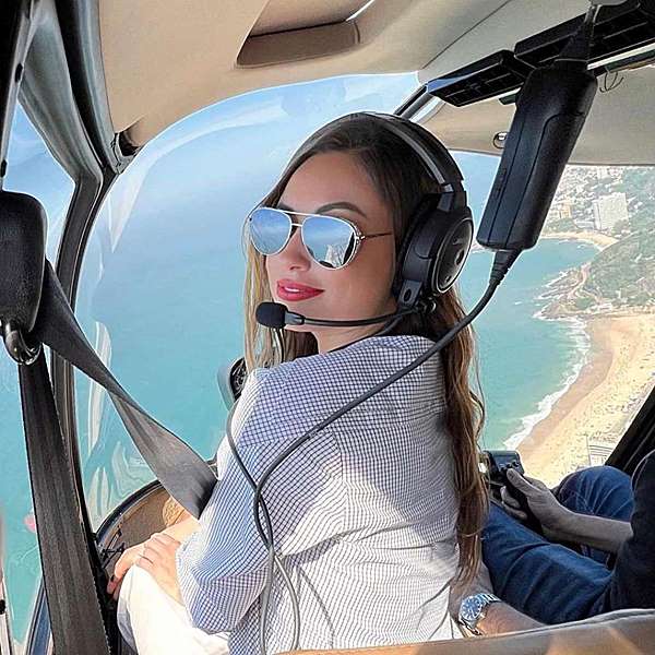 Mulher dentro do helicóptero durante voo sobre as prias do Rio de Janeiro.