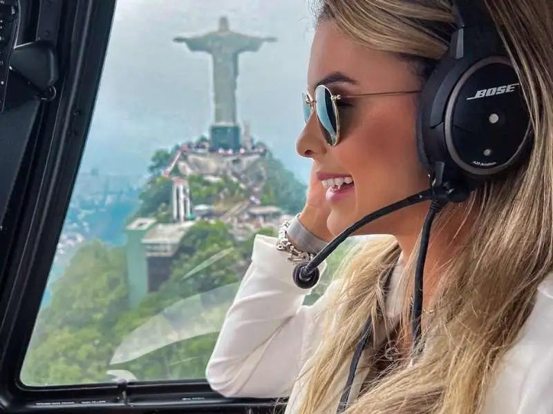 Passeio de helicóptero no Rio de Janeiro.